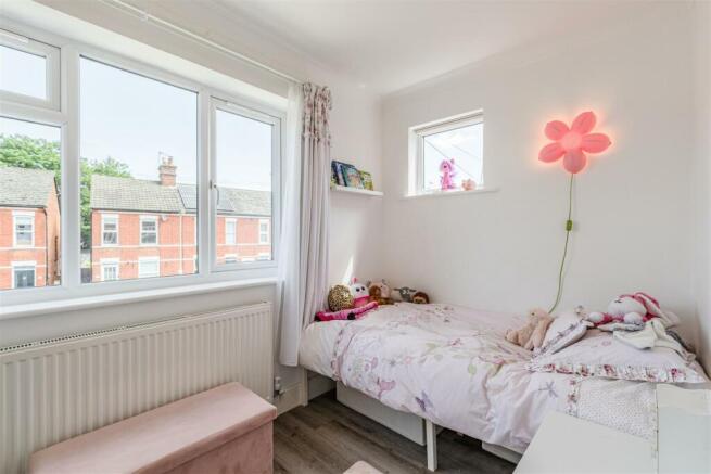 10 Pretoria Road, Chertsey, KT16 9LN - 27.jpg
