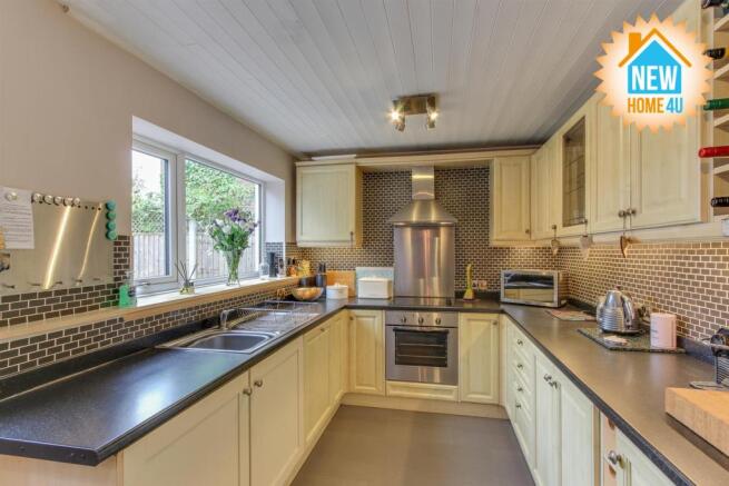 KITCHEN / DINING ROOM: