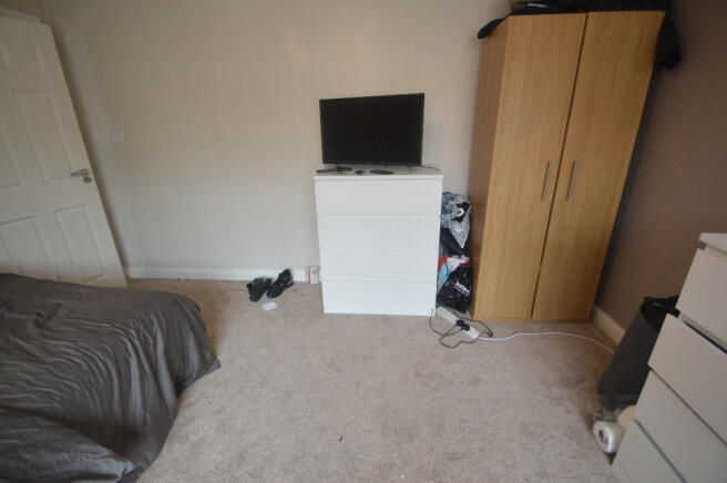 6 bed House to rent Image 12