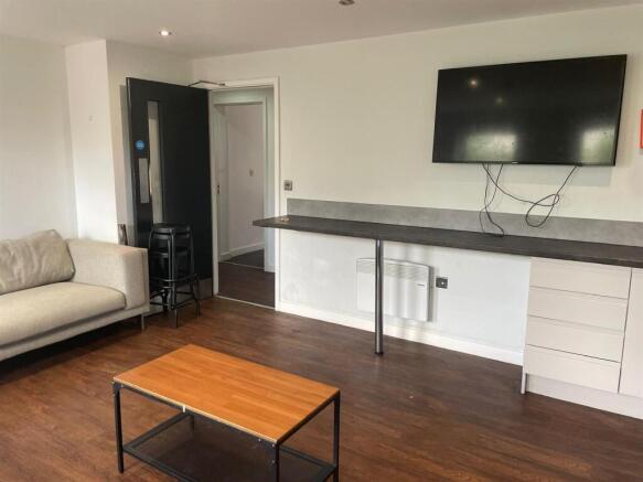 6 bed Flat to rent Image 4