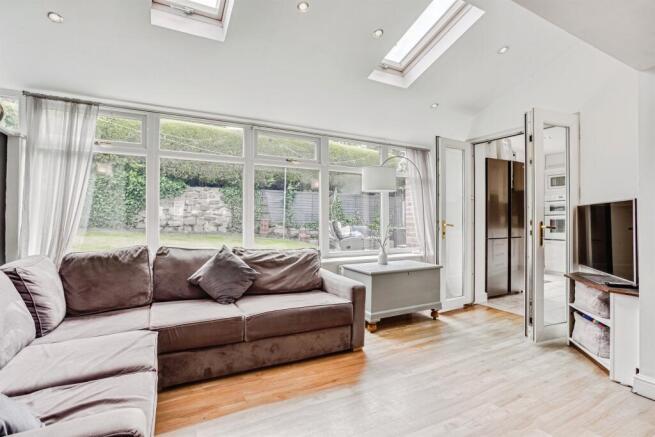 5 bed Detached for sale Image 4