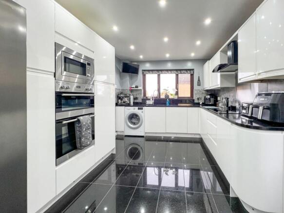 4 bed Detached for sale Image 7