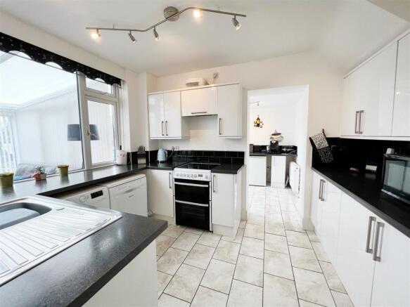 Kitchen pic 1.jpg