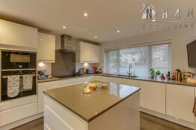KITCHEN / BREAKFAST ROOM: