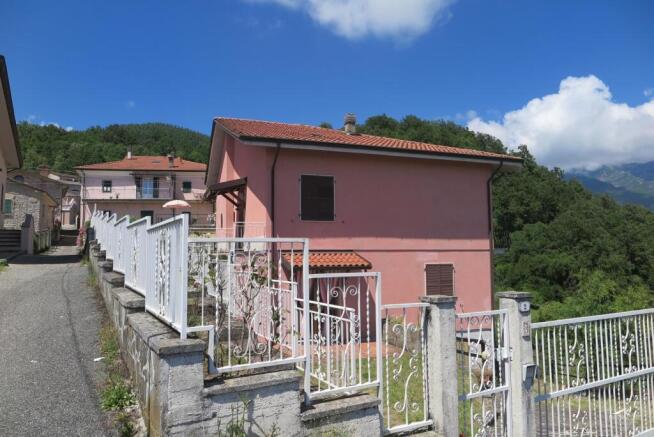 Photo 1