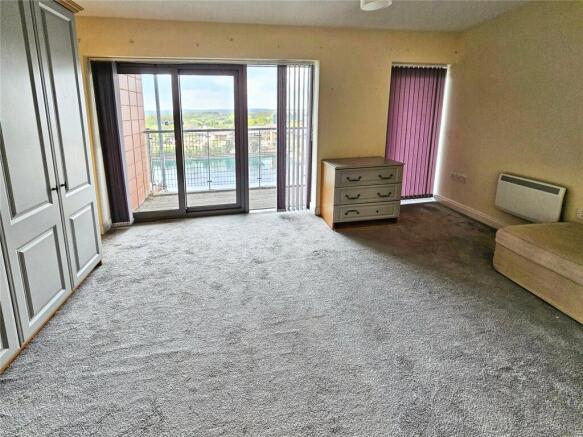 3 bed Flat for sale Image 6