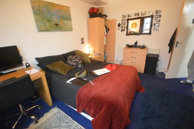 4 bed House to rent Image 9