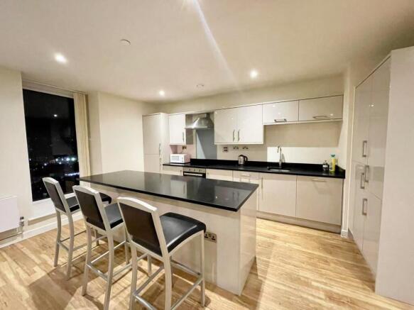 3 bed Apartment to rent Image 4