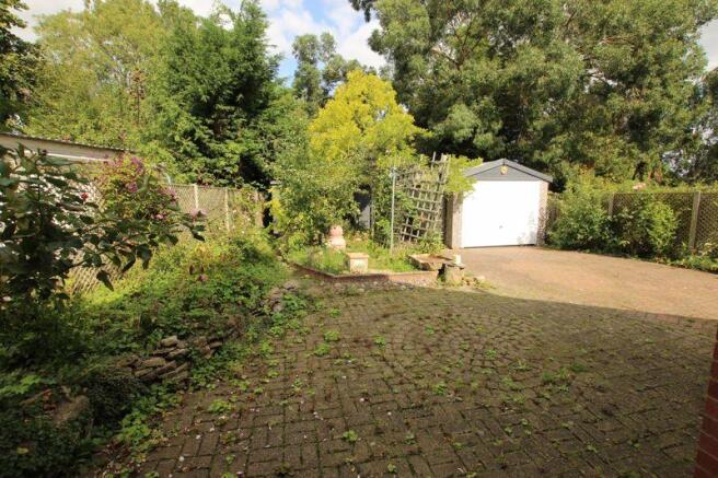 Driveway/garde...