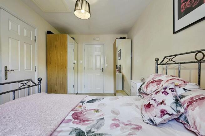 4 bed Semi-Detached for sale Image 5