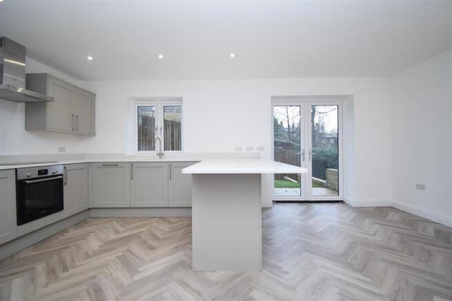 4 bed Detached to rent Image 4