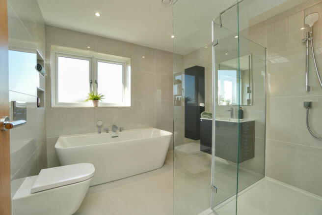 4 bed Detached for sale Image 9