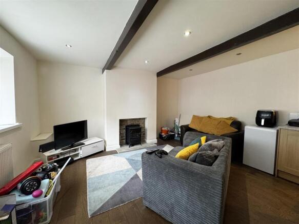2 bed Terraced to rent Image 11