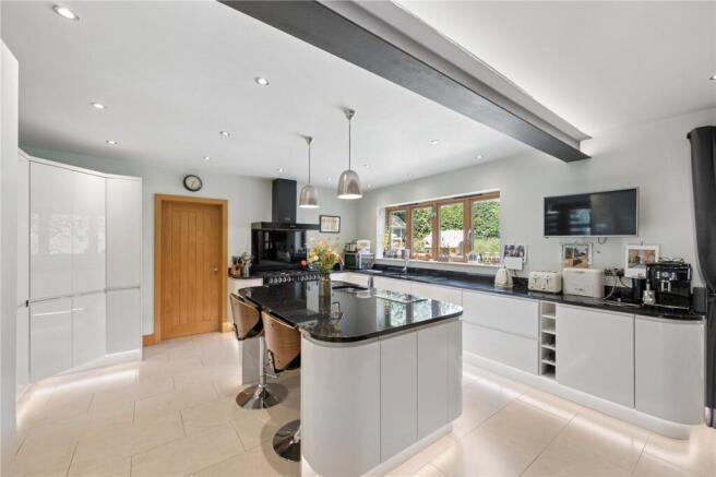 6 bed Detached for sale Image 7