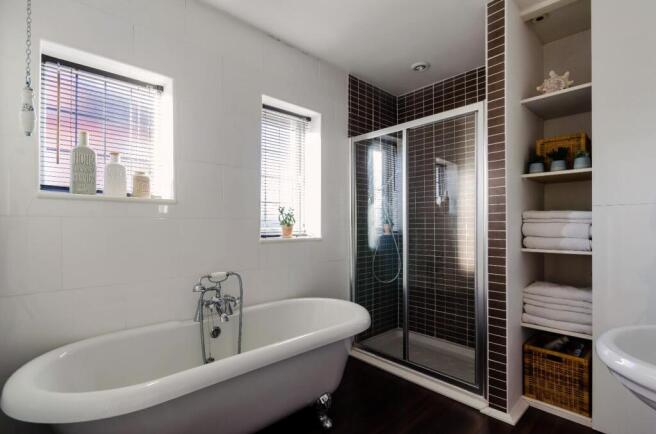 4 bed Semi-Detached to rent Image 8
