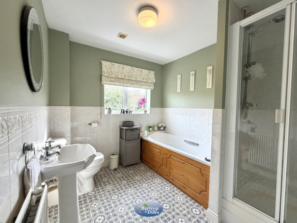 5 bed Detached for sale Image 4