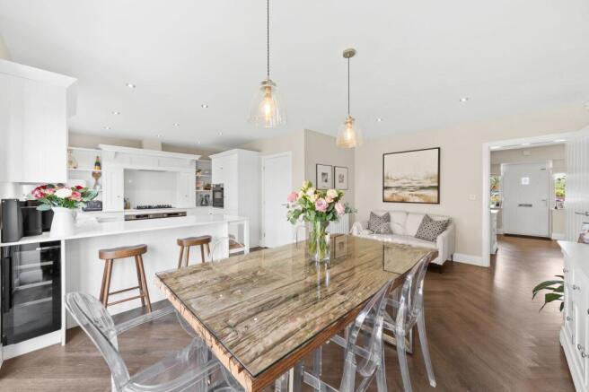 5 bed Detached for sale Image 8