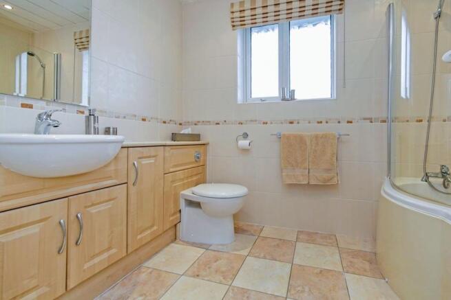 Family Bathroom / WC