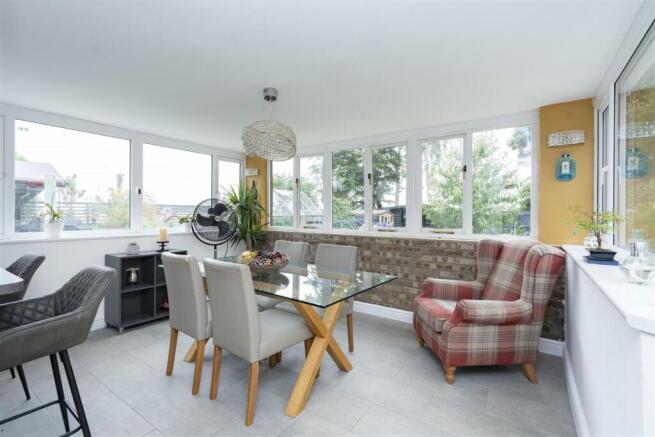 TRIPLE ASPECT DINING ROOM :