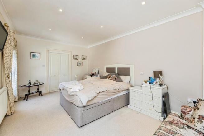 4 bed Detached for sale Image 6
