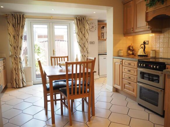 Fitted Breakfast Kitchen 748
