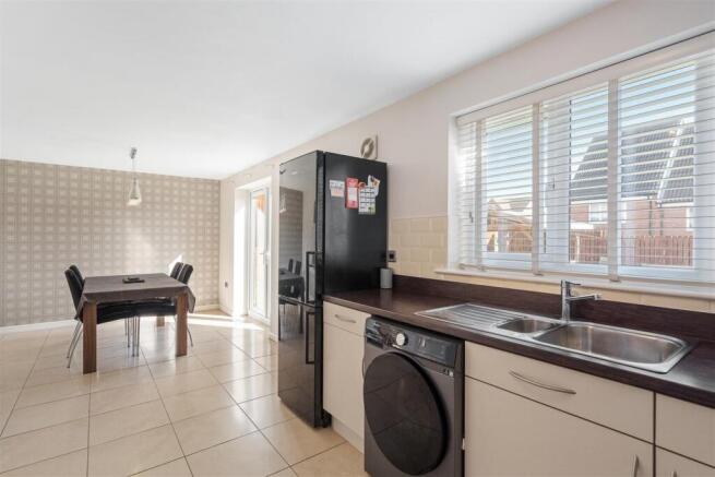4 bed Detached for sale Image 5