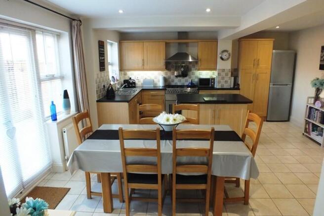 Kitchen 2 USE.JPG