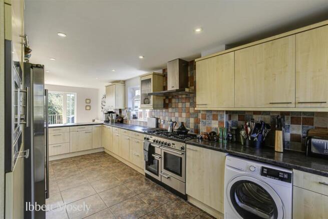 16 Kitchen.jpg