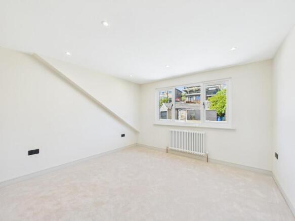 4 bed House to rent Image 12