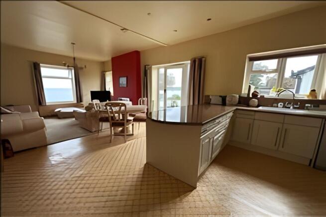 3 bed Flat for sale Image 6