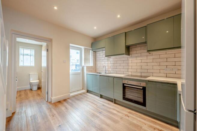 2 bed Terraced to rent Image 6