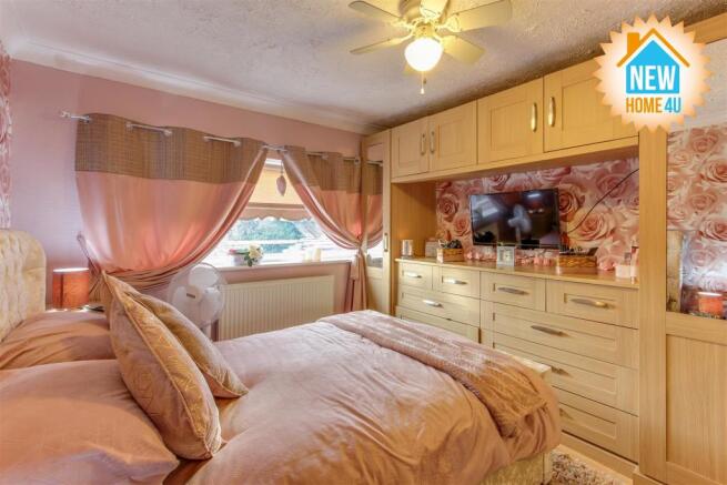MAIN BEDROOM: