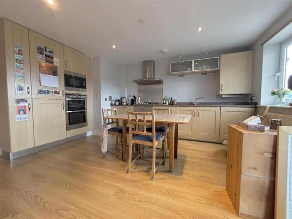 2 bed Apartment for sale Image 11