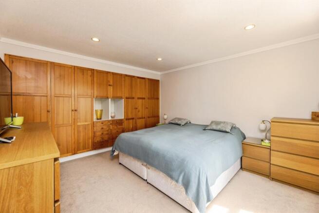 4 bed Detached for sale Image 9