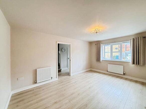 4 bed House to rent Image 10