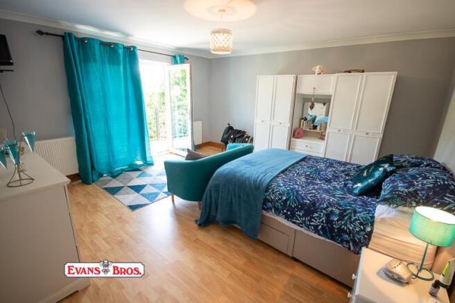 PRINCIPAL REAR BEDROOM 1