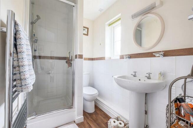 En-suite to bedroom 2
