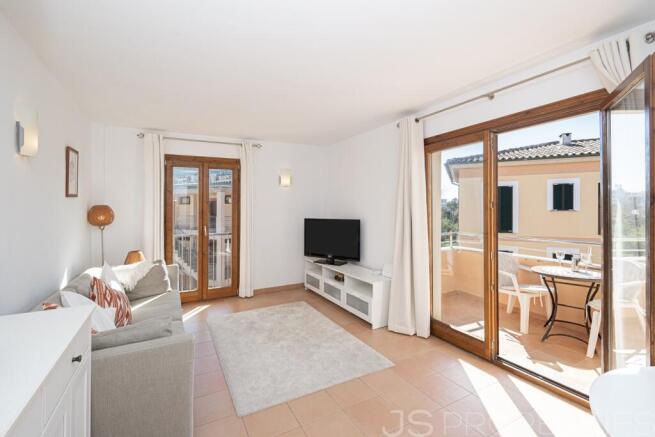 Beautiful top-floor apartment near the beach with communal pool