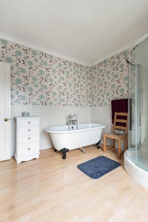 Bathroom W.C (1)