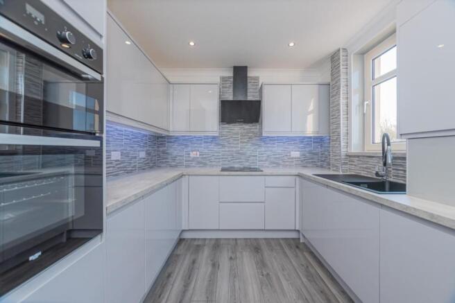 12. Kitchen (2).jpg