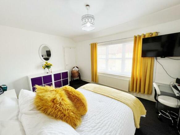 Bedroom 1 pic 4.jpg