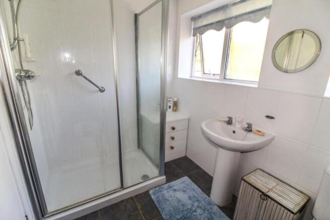 PaddocksShowerRoom.JPG
