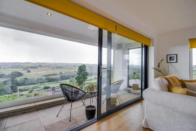 5 bed Detached for sale Image 12