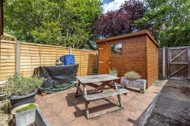 15 Kings Road, New Haw, KT15 3BG - 9.jpg