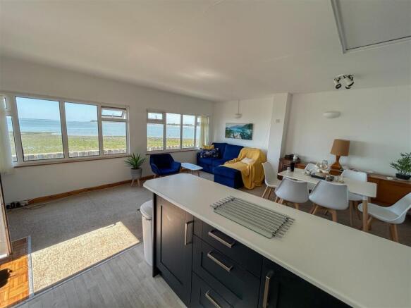 LOUNGE/KITCHEN