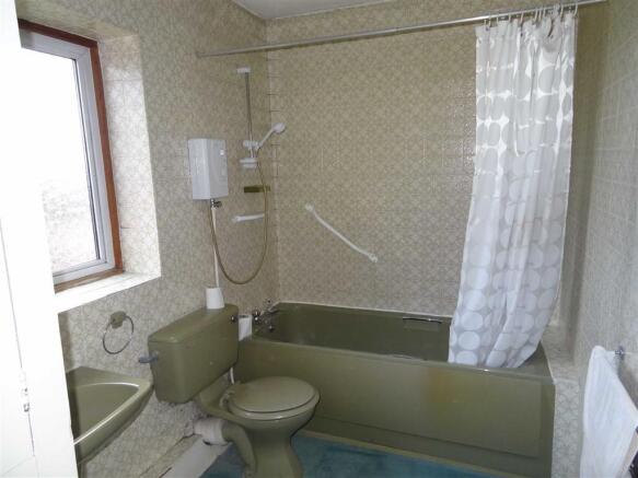 SPACIOUS BATHROOM
