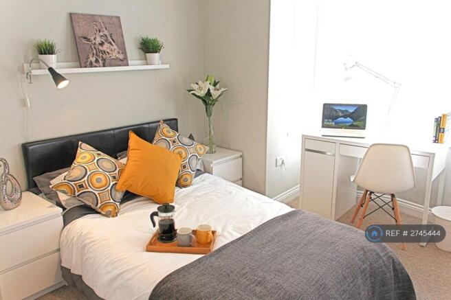 Great Desk Space & Super Fast Internet