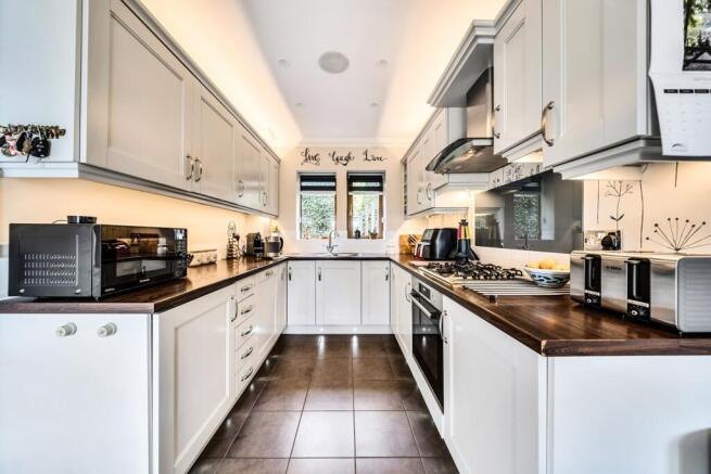 4 bed Detached for sale Image 6
