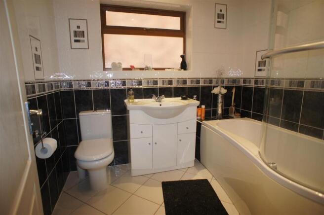 FAMILY BATHROOM/WC