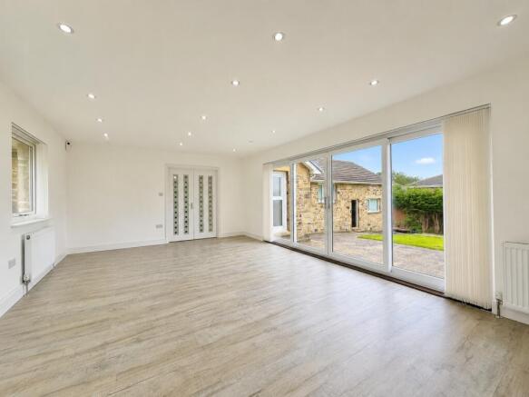 5 bed Bungalow to rent Image 8